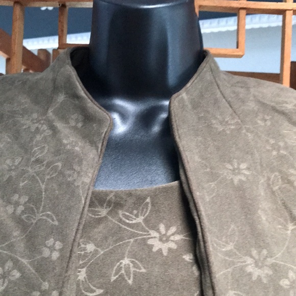 Sag Harbor army green shell/jacket with lighter green flower details. Size 10 - Picture 2 of 10